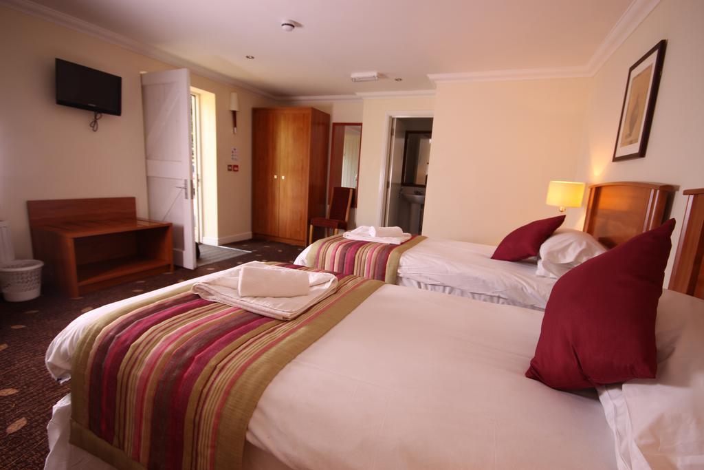 Plas Derwen Hotel Abergavenny ภายนอก รูปภาพ