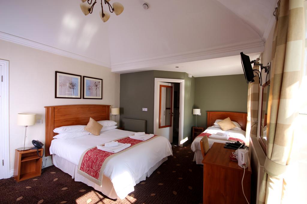 Plas Derwen Hotel Abergavenny ภายนอก รูปภาพ