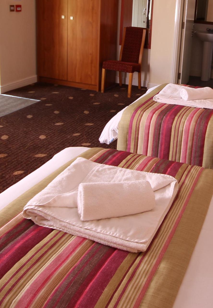 Plas Derwen Hotel Abergavenny ภายนอก รูปภาพ