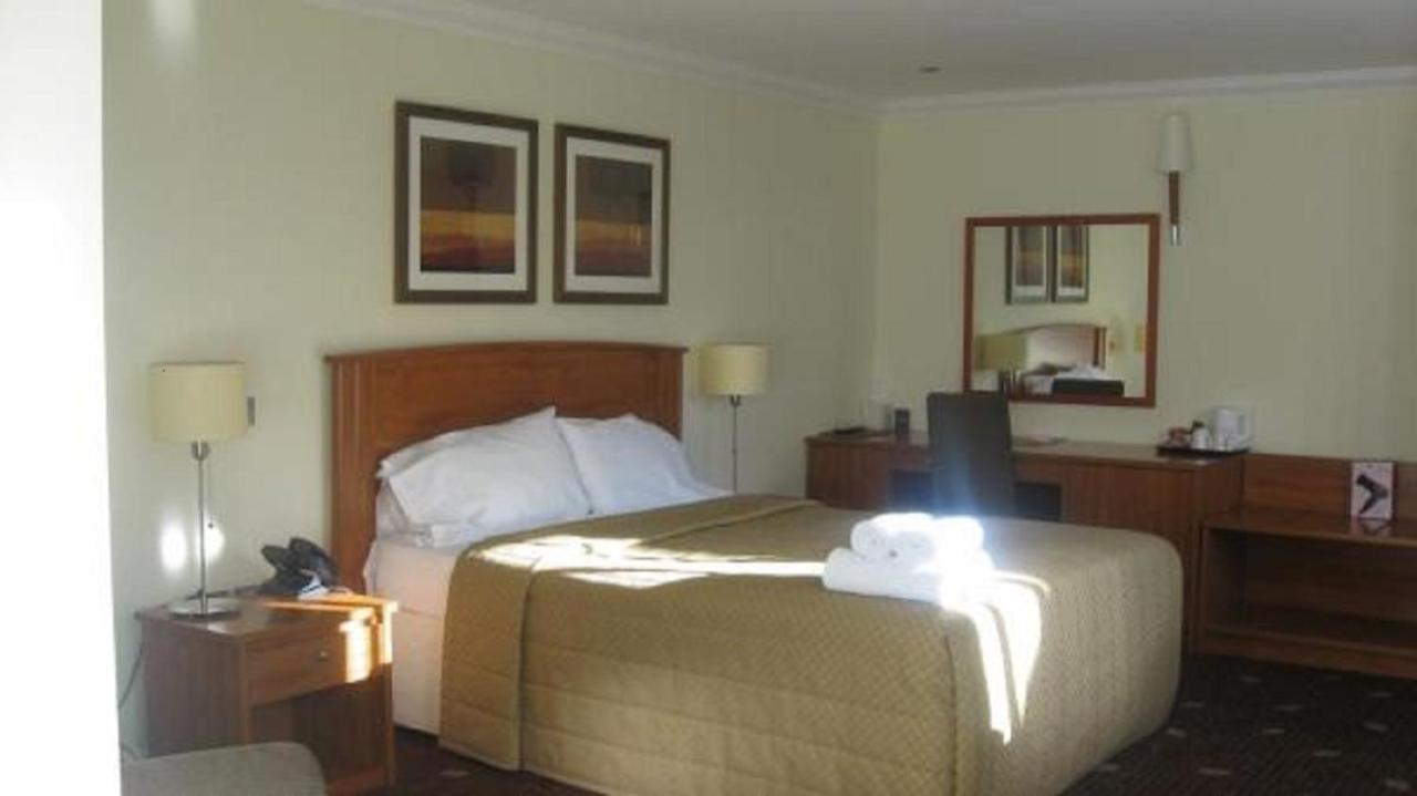 Plas Derwen Hotel Abergavenny ภายนอก รูปภาพ